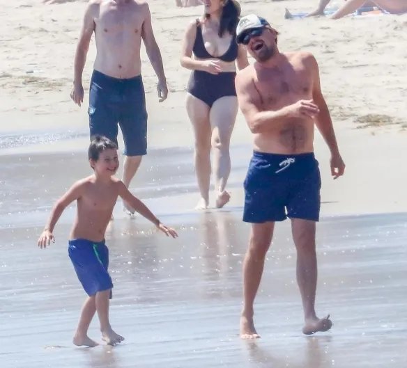 小李子携女友和家人海边度假 赤果上身大秀肥肚腩！