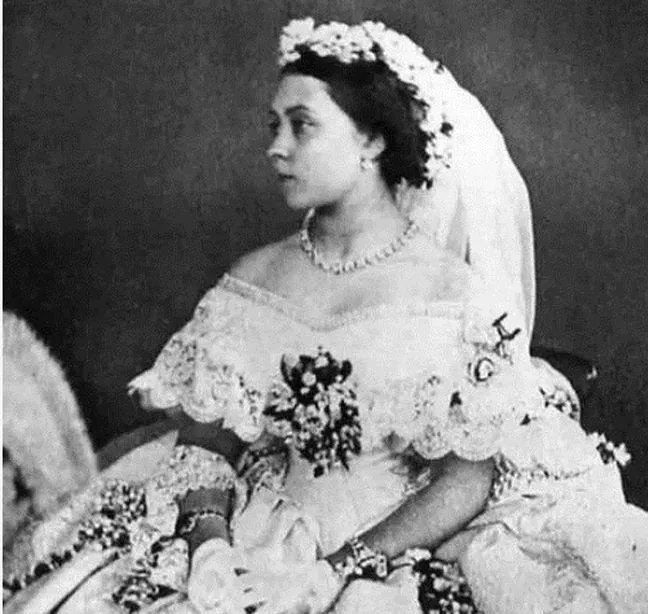 维多利亚女王：第一个穿着白色婚纱出嫁的新娘，拯救了霍尼顿蕾丝