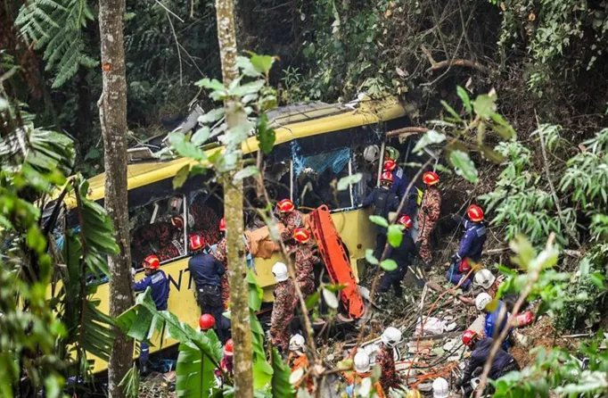 印度北部一客车坠入山谷至少28人死亡？