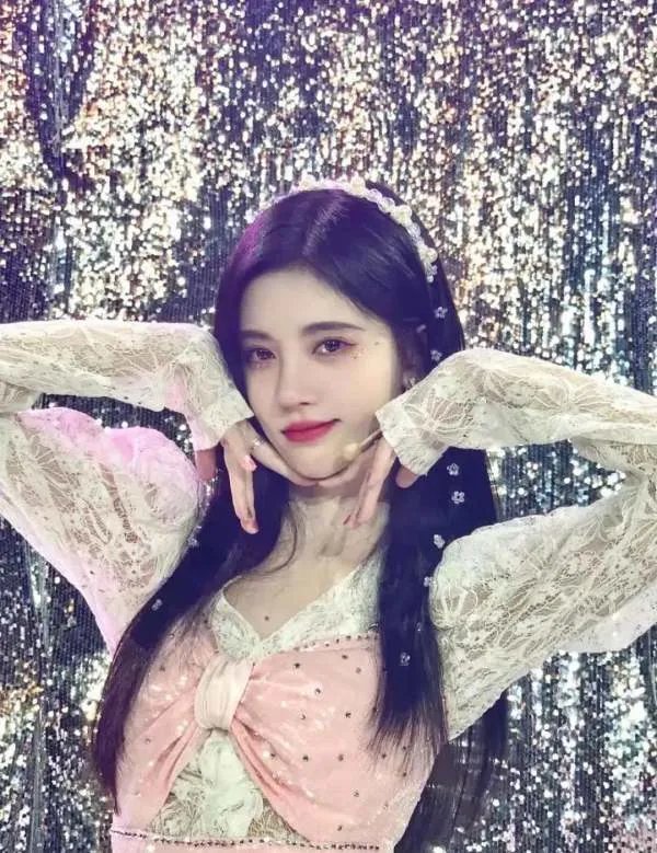 鞠婧祎被人吐槽假人穿假货，网友言论是否过于苛刻？