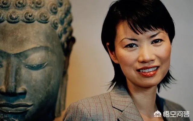 惨遭亿万富豪默多克起诉离婚后，邓文迪为何还能做社交女王？