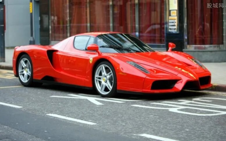 法拉利撞墙解体 三人被甩车外