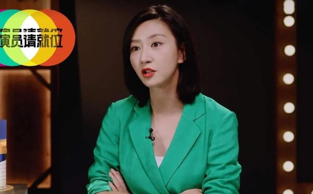 在综艺节目《演员请就位2》中，该怎样评价唐一菲的退赛？