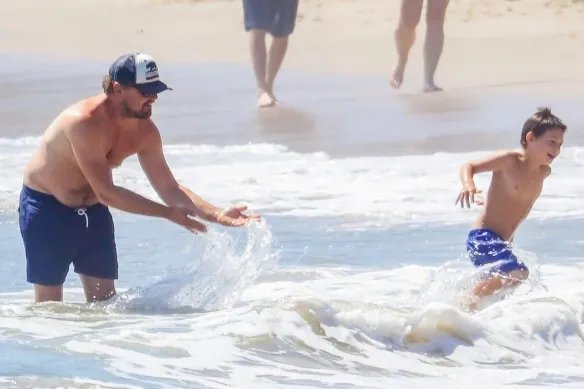 小李子携女友和家人海边度假 赤果上身大秀肥肚腩！