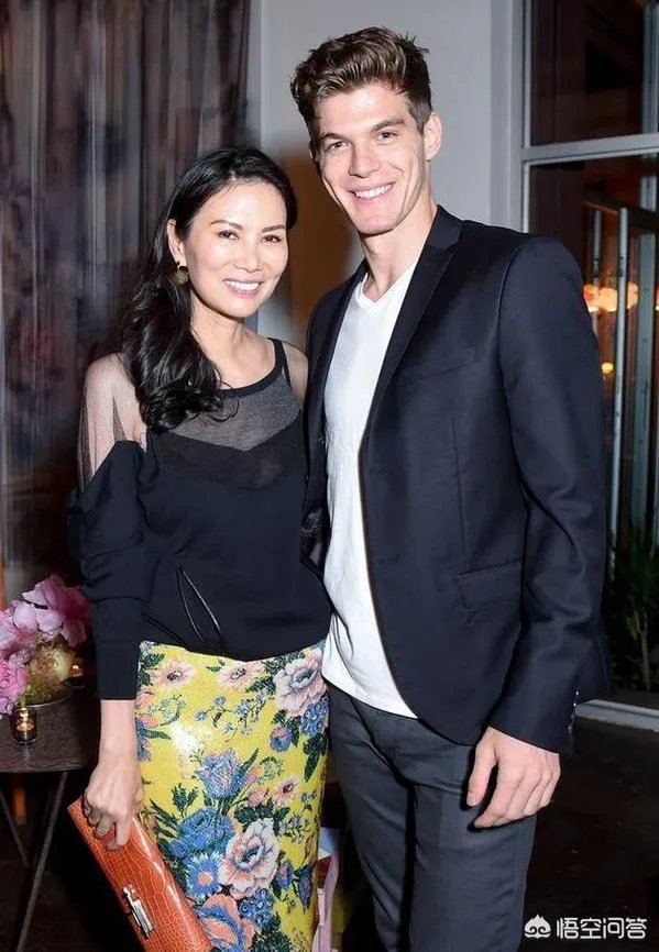 惨遭亿万富豪默多克起诉离婚后，邓文迪为何还能做社交女王？