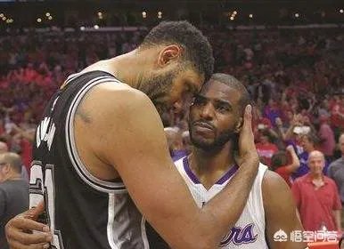 保罗被队友偷袭摸头杀，保罗脸色大变，塔克差点挨打，当时发生了什么？