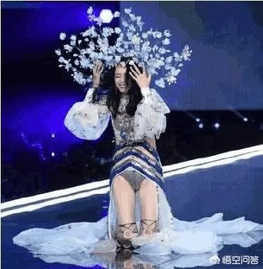 有哪些明星在走红毯时的尴尬事令你捧腹大笑？