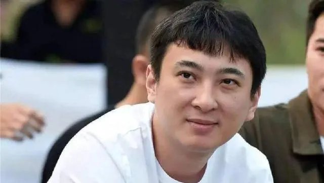 王思聪新女友正面照曝光，身材依然娇小，为何与之前的网红脸不同？