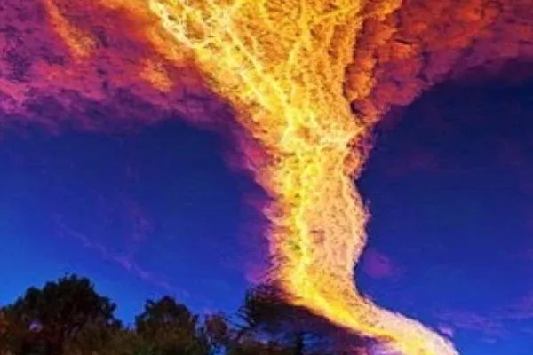 烈焰龙卷风别名“火怪”，这种现象是如何产生的？