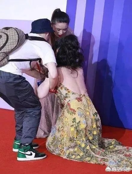 有哪些明星在走红毯时的尴尬事令你捧腹大笑？