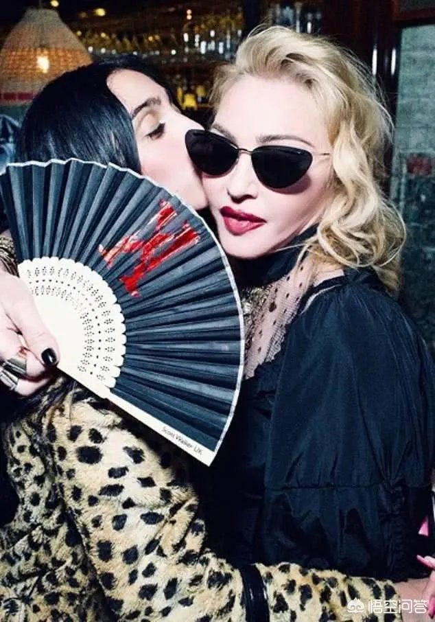 62岁麦姐和26岁小鲜肉男友甜蜜秀恩爱，你们怎么看？