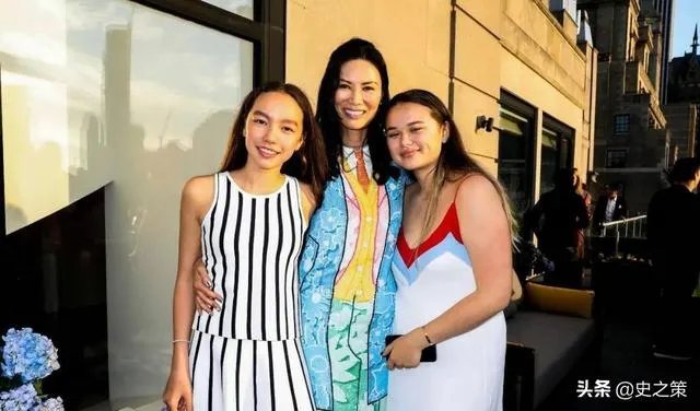 惨遭亿万富豪默多克起诉离婚后，邓文迪为何还能做社交女王？