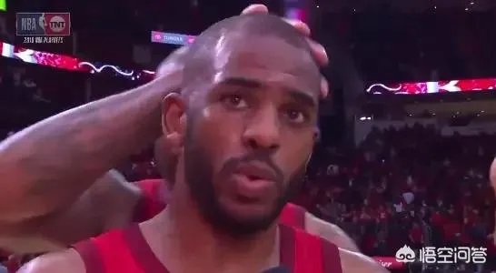 保罗被队友偷袭摸头杀，保罗脸色大变，塔克差点挨打，当时发生了什么？