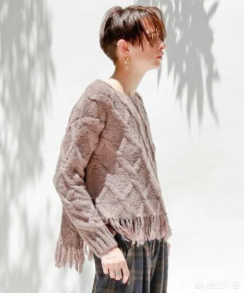 对于冬季流行的男士毛衣来说，如何穿出时尚的感觉？