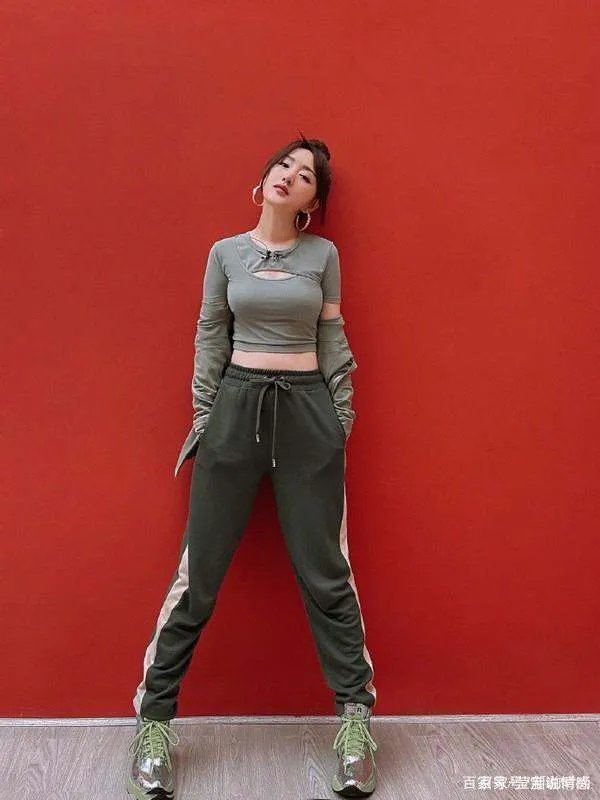 服了杨钰莹的“冻龄感”，露脐上衣搭长裤，身材比少女还少女！你怎么看？