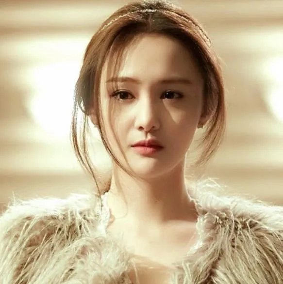 《刘老根4》预告片中疑似出现郑爽的镜头，身材高挑纤瘦，是没删干净吗？