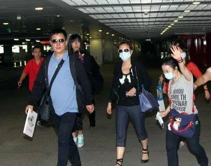 赵薇哥哥赵健照片曝光 因长得帅曾被误认是赵薇男友