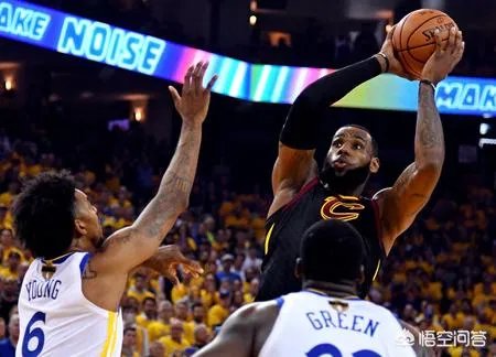 库里传球给麦基，麦基无人防守面对篮筐，被篮筐盖下来，你怎么看？