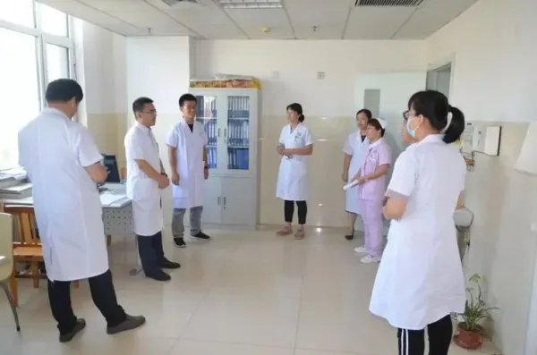 沧州北中医学生操场摆桌交流把脉，怎样看待这样的学习氛围？