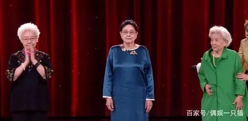 93岁田华北影节悼念去世演员，巩俐感动落泪，现场其他演员的情绪如何？