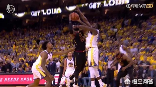 库里传球给麦基，麦基无人防守面对篮筐，被篮筐盖下来，你怎么看？