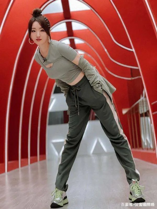 服了杨钰莹的“冻龄感”，露脐上衣搭长裤，身材比少女还少女！你怎么看？