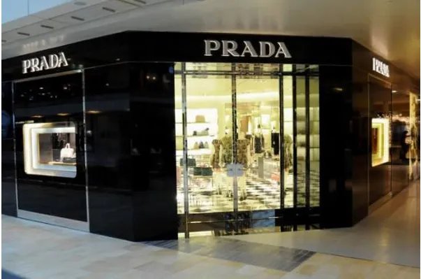 平平无奇却被Prada力捧，Kris Grikaite什么来头？