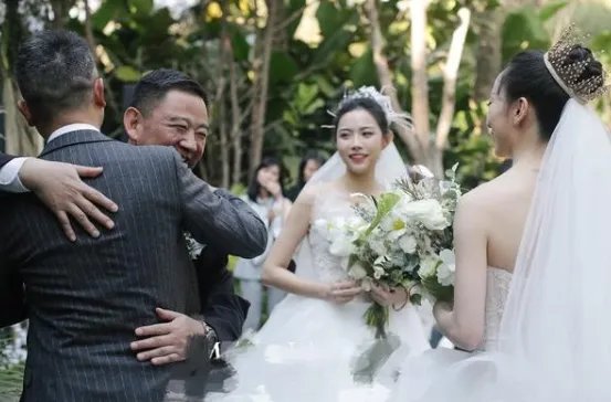 杨丽萍的徒弟水月与爱人一起出游，她们的婚姻究竟是怎样的？