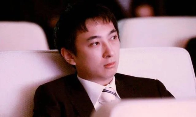 王思聪新女友正面照曝光，身材依然娇小，为何与之前的网红脸不同？