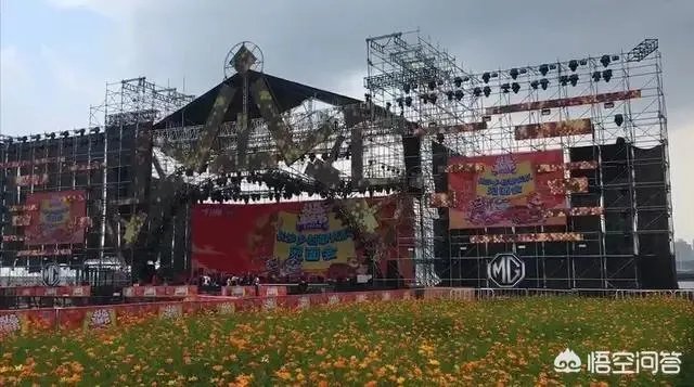 斗鱼嘉年华观众无心看女主播，只因女主持太吸睛，PDD眼都看直了，你觉得怎么样？