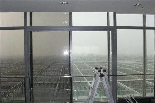 玻璃隔热膜是贴里面还是外面