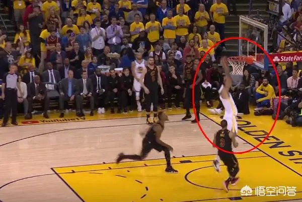 库里传球给麦基，麦基无人防守面对篮筐，被篮筐盖下来，你怎么看？