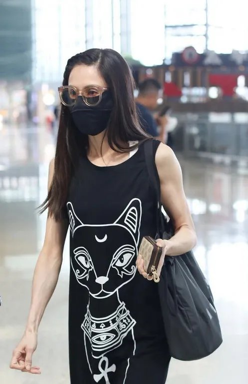 李若彤穿背心裙走机场，肌肉紧致有型没有年龄痕迹，你爱了吗？