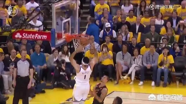 库里传球给麦基，麦基无人防守面对篮筐，被篮筐盖下来，你怎么看？