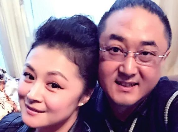 于月仙晒老公合影，现实的她气质高雅像个贵妇，她平时有多美？