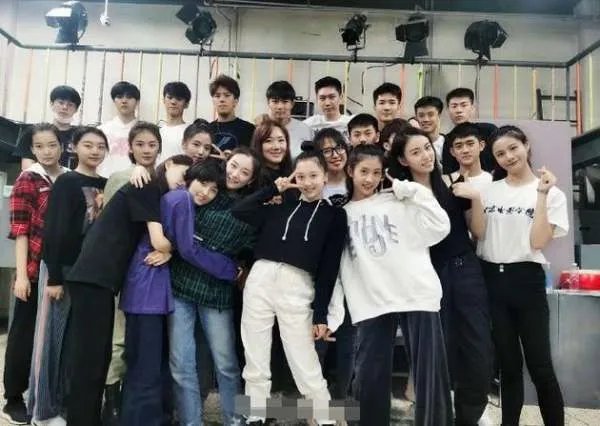 北电20级表演实验班合影，照片中都有哪些明星？