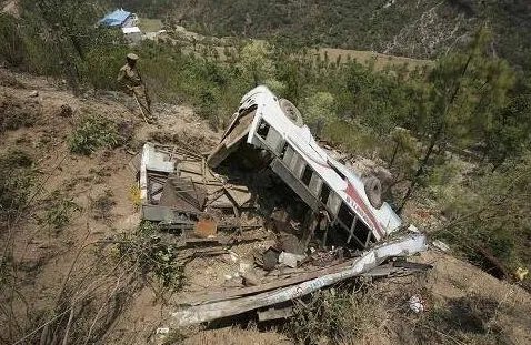 印度北部一客车坠入山谷至少28人死亡？