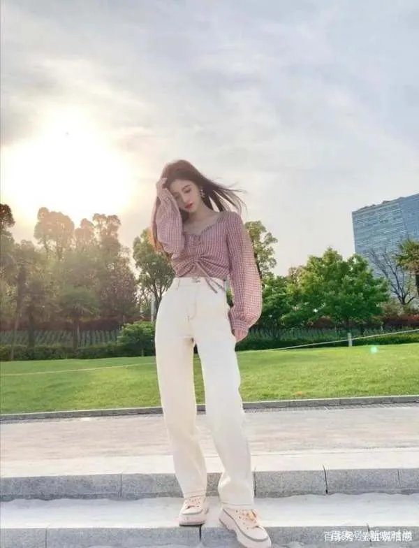 服了杨钰莹的“冻龄感”，露脐上衣搭长裤，身材比少女还少女！你怎么看？