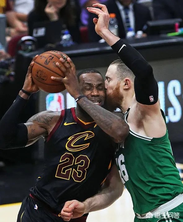4次犯规的杰伦·布朗，两次想从詹姆斯手中切球，为什么？