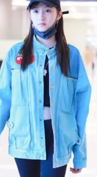 难怪关晓彤一直不穿“墨汁裤”，看她穿上后的腿型，这是认真的吗？