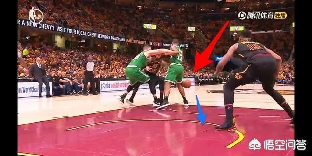 4次犯规的杰伦·布朗，两次想从詹姆斯手中切球，为什么？