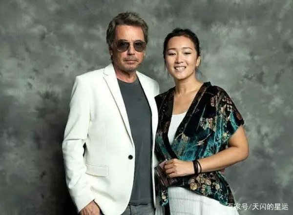 55岁巩俐和老公现身街头，身材发福，背部赘肉明显，巩皇也老了吗？