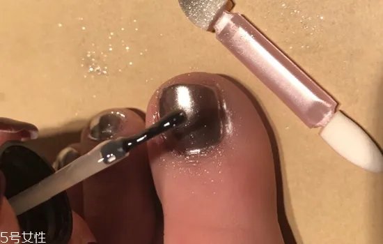 2018镜面美甲图片 闪亮金属镜面美甲样式