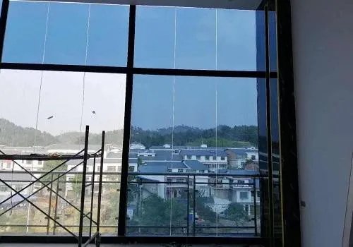 玻璃隔热膜是贴里面还是外面