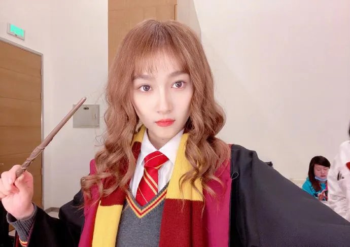 关晓彤晒出的小丑女造型，酷飒的晓彤hold住你了吗？