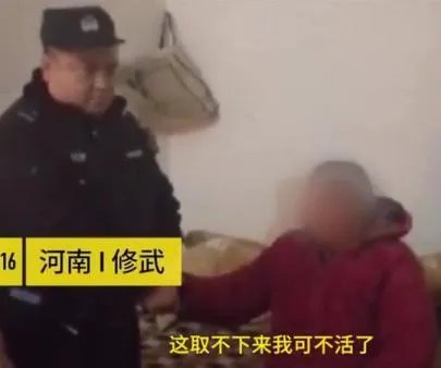 太有才了捡到手铐当手镯戴：带上之后就后悔了