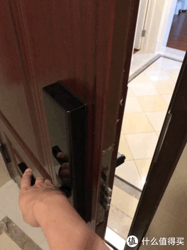 自然舒服的开锁方式，  鹿客智能指纹锁Classic版本