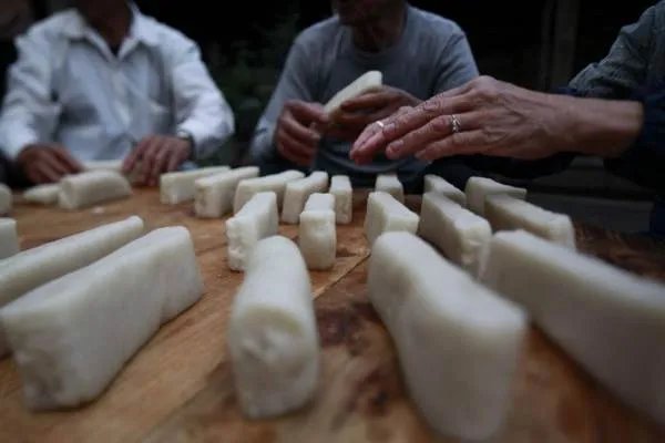 坐拥几千万粉丝的李子柒，被质疑的真实，到底长什么样？