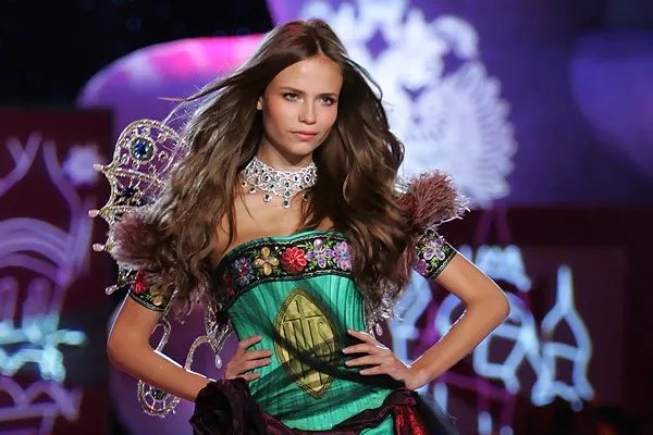 超模费尔南达因为一件流苏被吓哭了，超模们很害怕出错吗？