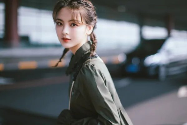 杨超越巴黎看秀穿搭风格被赞，村花是如何变成女王的？